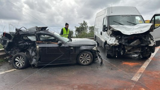L’impattoIncidente sulla statale 18 a Cetraro: violento scontro tra un‘auto e un furgone, 33enne in fin di vita