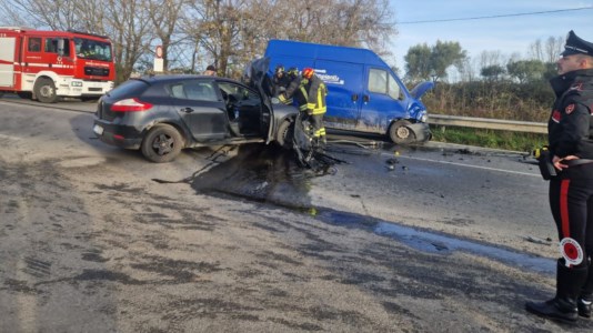 L’impattoIncidente stradale nel Vibonese, scontro tra un furgone e un’auto che prende fuoco: ferita una 50enne