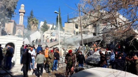 Bombe dal cieloSiria, cinque morti in un attacco missilistico su Damasco: «Raid israeliano»