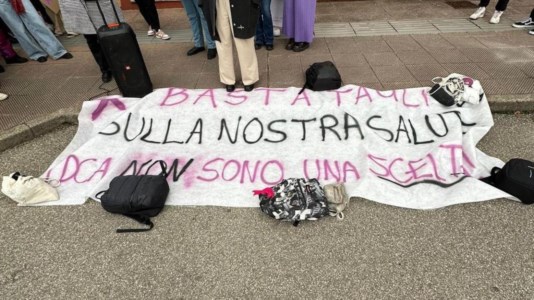 I sit-inDisturbi dell’alimentazione, in Calabria musica e parole contro il governo dopo i tagli al fondo: «La politica è complice di questa epidemia»