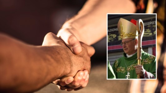 Tra fede e cronacaParroco picchiato, la “lezione” del vescovo che impedisce il segno della pace: «Amatevi davvero nella vita di tutti i giorni»