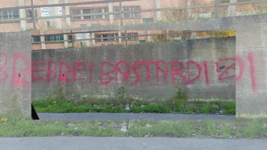 Il casoFrase antisemita sul muro dello stadio comunale di Parghelia, gli amministratori: «Vile gesto»
