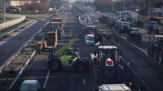 La tragediaDrammatico incidente in Francia, auto travolge blocco degli agricoltori in protesta: morta una donna