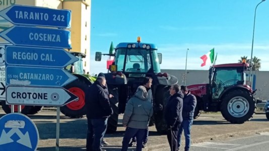 Il presidioLa rabbia degli agricoltori non si placa, i trattori bloccano ancora la statale 106 a Crotone