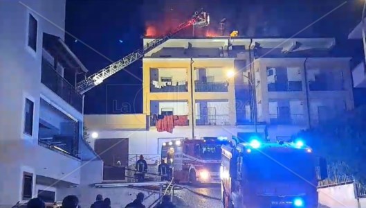 IncendioCorigliano Rossano, a fuoco una mansarda: evacuato l’intero palazzo