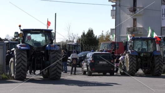 Protesta a oltranzaProsegue la mobilitazione, a Botricello gli agricoltori di nuovo sulla 106: «Ci sentiamo presi in giro»