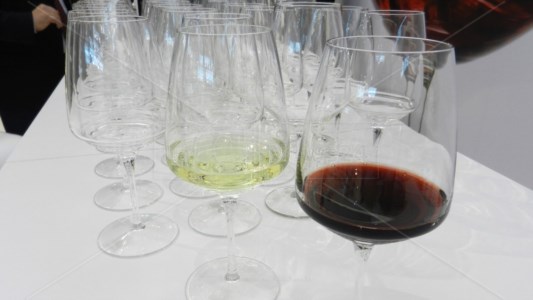 Scenari di mercatoVendite al dettaglio di vini, cambiano i gusti dei consumatori: i bianchi hanno quasi raggiunto i rossi. Quelli da tavola richiesti come i Dop