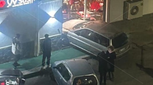 IncidenteCorigliano, auto sfonda la vetrina di un ristorante: tanta paura ma nessun ferito