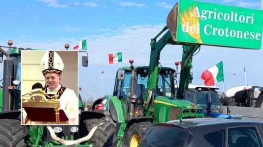 Il blocco dei trattoriAgricoltori sul piede di guerra con la benedizione del vescovo di Crotone: «Sono con voi per difendere la dignità del lavoro»