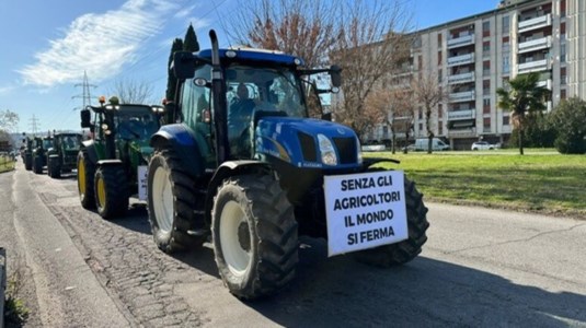 Trattori in corteoDalla Piana di Gioia al Cosentino, fino a Crotone: per gli agricoltori un altro giorno di protesta sulle strade calabresi