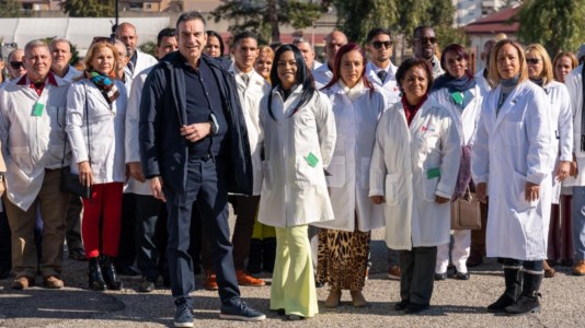 Occhiuto con i medici cubani giunti nei giorni scorsi in Calabria