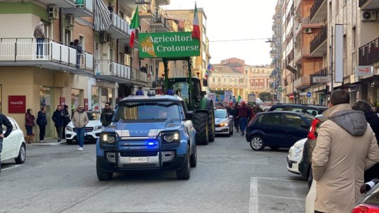 Mobilitazione a oltranzaI trattori bloccano Crotone sulle note dell’Inno di Mameli. «Per noi guadagni da fame: incassiamo 30 euro per 100 kg di grano»