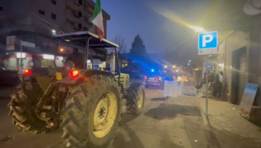 Il sit inLa protesta degli agricoltori arriva a Rende, i trattori bloccano la strada a Quattromiglia