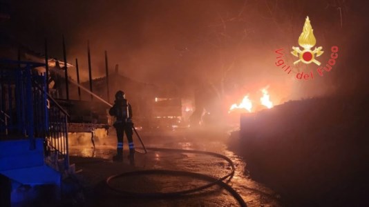 Messa in sicurezzaIncendio nel Cosentino, in fiamme il capannone di un’azienda di legname: vigili del fuoco in azione