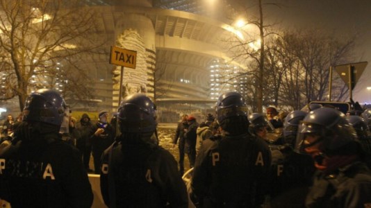 Calcio violentoTensioni dopo Inter-Juventus, lanciate bombe carta contro la polizia: 50 interisti in questura