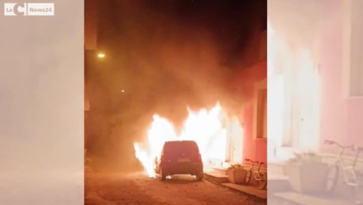 Sotto attaccoL’auto del parroco di Varapodio in fiamme: urla di paura e poi un’esplosione