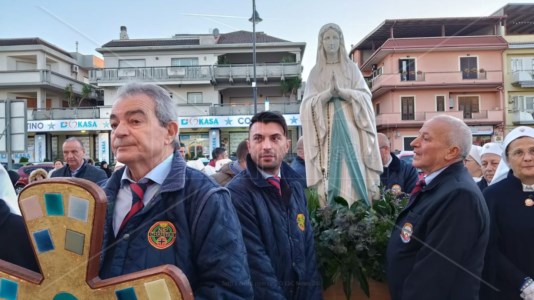 L’abbraccioGioia Tauro, i fedeli accolgono con commozione l’effige della Madonna di Lourdes