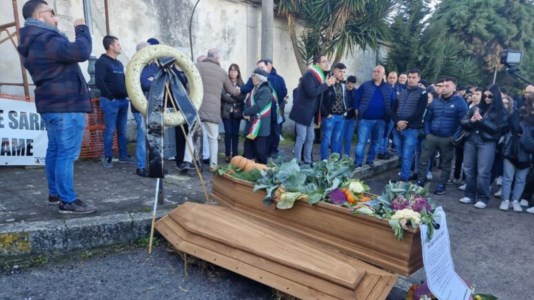 In piazzaProtesta dei trattori, in mille a Polistena con i manifestanti: va in scena il funerale dell’agricoltura
