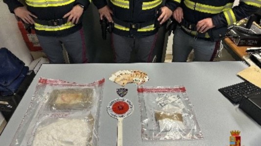 Lotta allo spaccioIl cane della polizia scopre 1,8 chili di cocaina nella sua auto: arrestato corriere della droga sull’A2 all’altezza di Sant’Onofrio