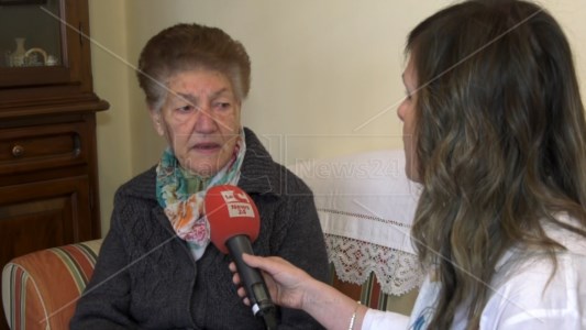 LaC Tv«Gli ho dato anche la fede di matrimonio, non hanno coscienza»: un’anziana di Tiriolo racconta la truffa subita