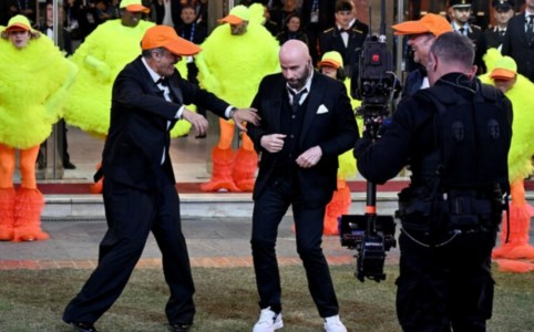 Sanremo 2024Il ballo del qua qua di John Travolta diventa un caso. Fiorello: «La gag più terrificante della storia della tv»