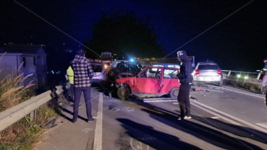 L’impattoIncidente sulla statale 18 a Paola, sei auto coinvolte e due feriti gravi: traffico in tilt