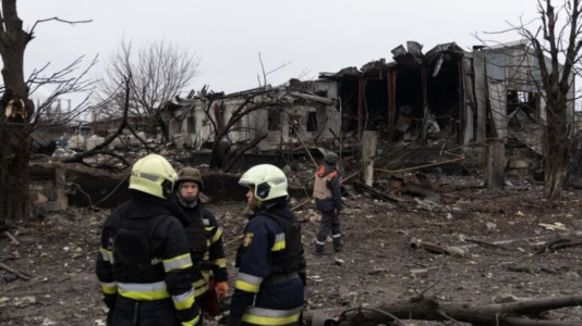 Guerra infinitaUcraina, attacco russo nella notte su Kharkiv: 7 morti, tra cui 3 bambini