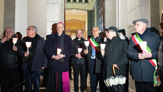 SolidarietàUna fiaccolata per don Gianni Rigoli, Varapodio con il vescovo in testa si stringe al parroco sotto attacco