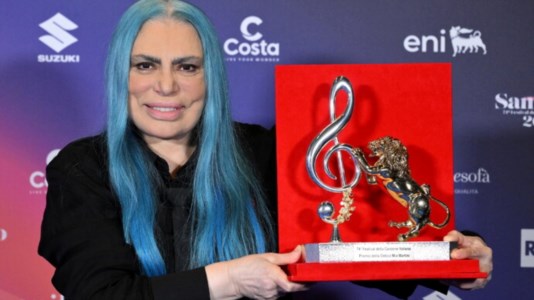 Loredana Bertè con il Premio della critica Mia Martini (foto Ansa)