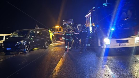 La tragediaIncidente a Trebisacce, scontro tra un’auto e un camion lungo la statale 106: morto un 32enne
