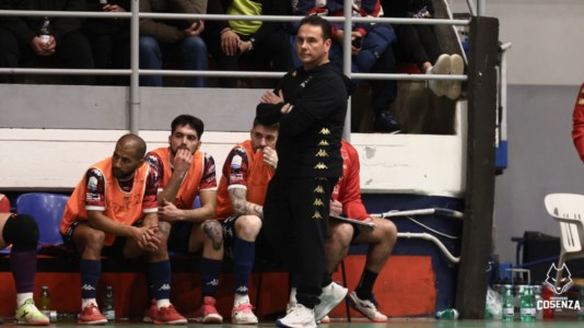 Futsal CalabriaCalcio a 5, la Pirossigeno crolla in casa: l’Olpimpus Roma vince 7-1 al PalaCosentia