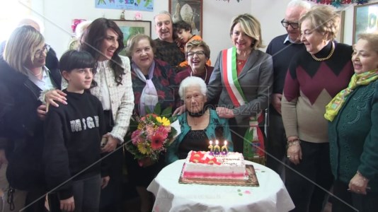 Cento candelineVibo Valentia, la sartina di Longobardi festeggia un secolo di vita: «Amatevi sempre»