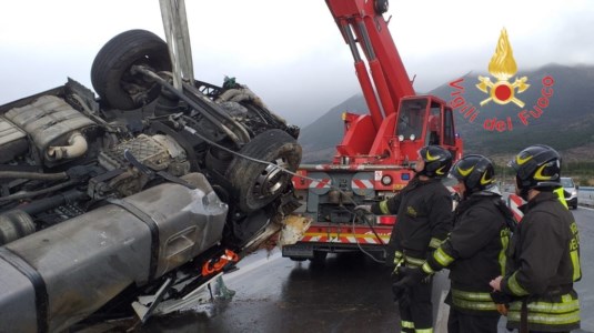 Impatto sull’A2Incidente in autostrada nel Cosentino, camion perde il controllo e si ribalta: ferito il conducente