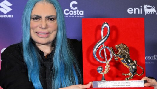 Sanremo 2024Il premio della critica Mia Martini realizzato dall’orafo Affidato: «Che gioia vederlo nelle mani di Loredana Bertè»