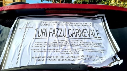Il casoMelicucco, ignoti contestano il Comune con un manifesto funebre sulla macchina del sindaco: «È venuto a mancare il carnevale»