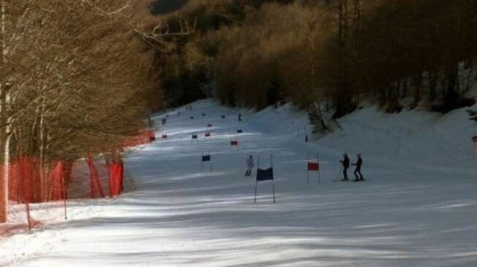 Neve in SilaLorica riapre le piste da sci: domani cabinovia in funzione mentre la primavera già incombe