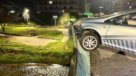 Incidente stradaleTamponamento a Rende, un’auto finisce fuori strada rischiando di precipitare nel torrente