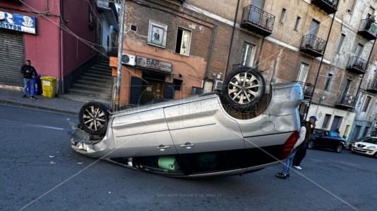 Incidente stradaleCorigliano Rossano, auto sbanda e si ribalta: il conducente sbalzato fuori dal finestrino, &egrave grave