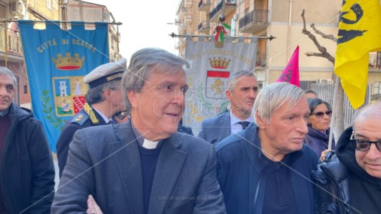 Il territorio si ribellaCassano contro la ’ndrangheta, il vescovo Savino al corteo di Libera: «No a chi vuole trasformarci in burattini»