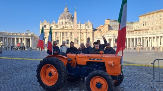Presidio in VaticanoLa protesta dei trattori arriva a piazza San Pietro, gli agricoltori al papa: «Dia voce ai nostri problemi»