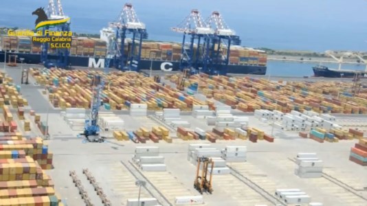 Fiumi di droga’Ndrangheta, tonnellate di cocaina nel porto di Gioia Tauro: la rete di doganieri che dava suggerimenti ai narcotrafficanti