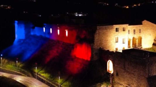 La ricorrenzaVerso i 110 anni del Cosenza, il Castello Svevo si illumina di rossoblù. Caruso: «Celebriamo il nostro amore»