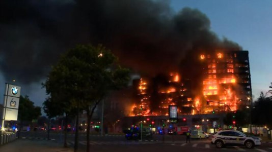 ApocalisseValencia, maxi incendio divora un palazzo di 14 piani: «Ci sono persone intrappolate»