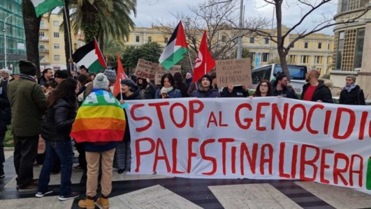 La manifestazioneCatanzaro, in duecento per le vie del centro per chiedere il cessate il fuoco in Palestina