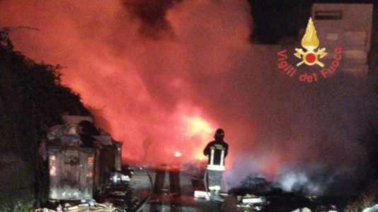 Rifiuti in fiammeGrosso incendio nel campo rom di Scordovillo a Lamezia, aria irrespirabile e disagi per i pazienti dell&rsquo;ospedale