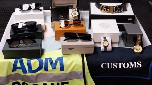 Lotta al taroccoOrologi, occhiali e cinture contraffatti: scatta il sequestro all’aeroporto di Reggio Calabria