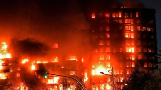 Fiamme assassineDrammatico incendio in Spagna: a fuoco due palazzi a Valencia, almeno 4 persone morte carbonizzate