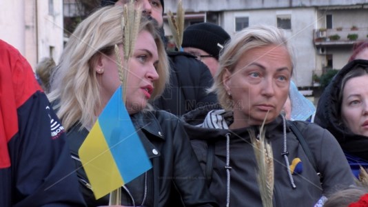Due donne ucraine alla sfilata per la pace di Scalea