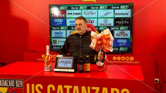 Sala stampaCatanzaro-Bari 2-0, Vivarini: «Siamo stati bravi a concedere poco contro una squadra forte»
