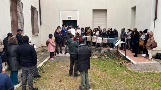 Il sit-inL’ultima ostetrica va in pensione e il consultorio rischia la chiusura: esplode la protesta a Bivongi